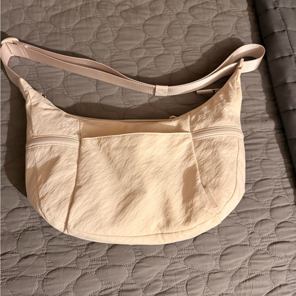 Lululemon Slouchy Sling Bag 6L. Excellent used condition. - Picture 3 of 10
